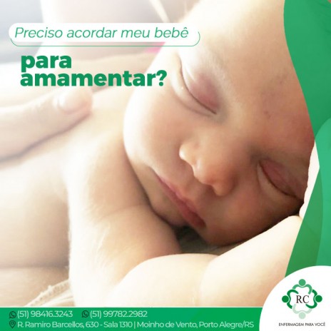 Preciso acordar meu bebê para mamar?